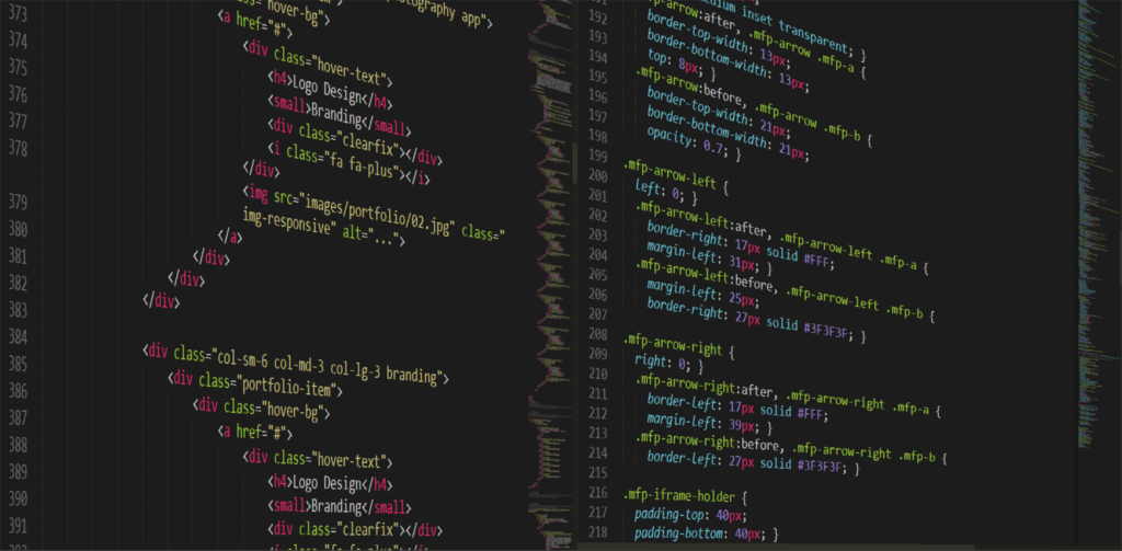 Éditeur de code affichant du HTML et CSS, première étape d'apprentissage pour un futur développeur backend.